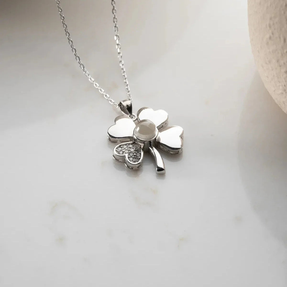 100 DİLDE SEVİYOR YONCA KOLYE