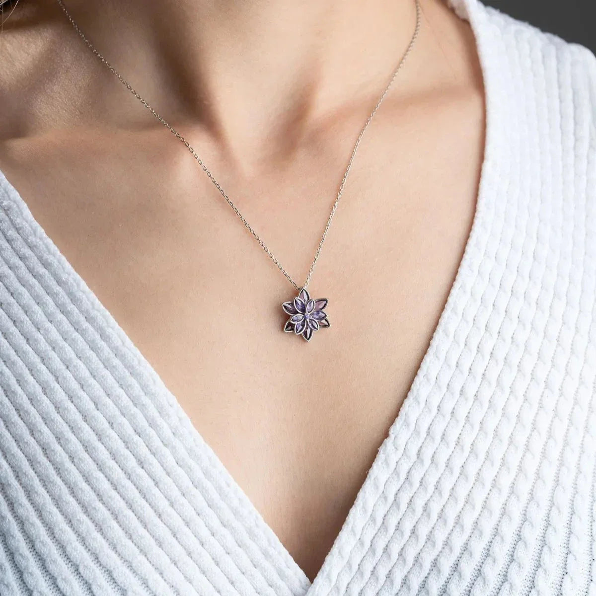 MOR LOTUS ÇİÇEĞİ KOLYE