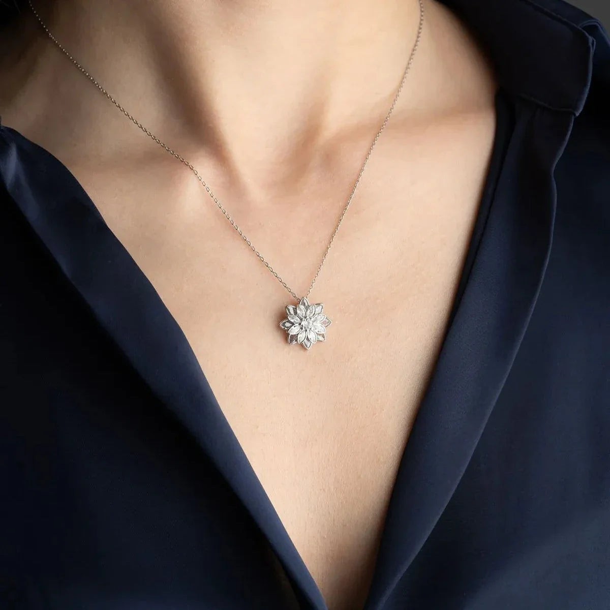 BEYAZ LOTUS ÇİÇEĞİ KOLYE