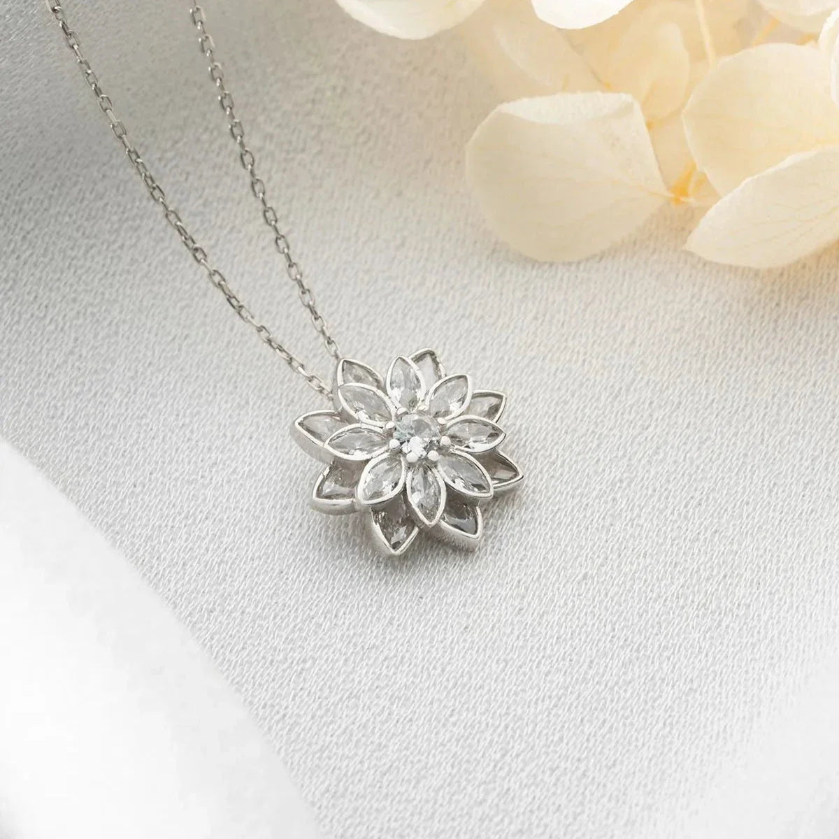 BEYAZ LOTUS ÇİÇEĞİ KOLYE