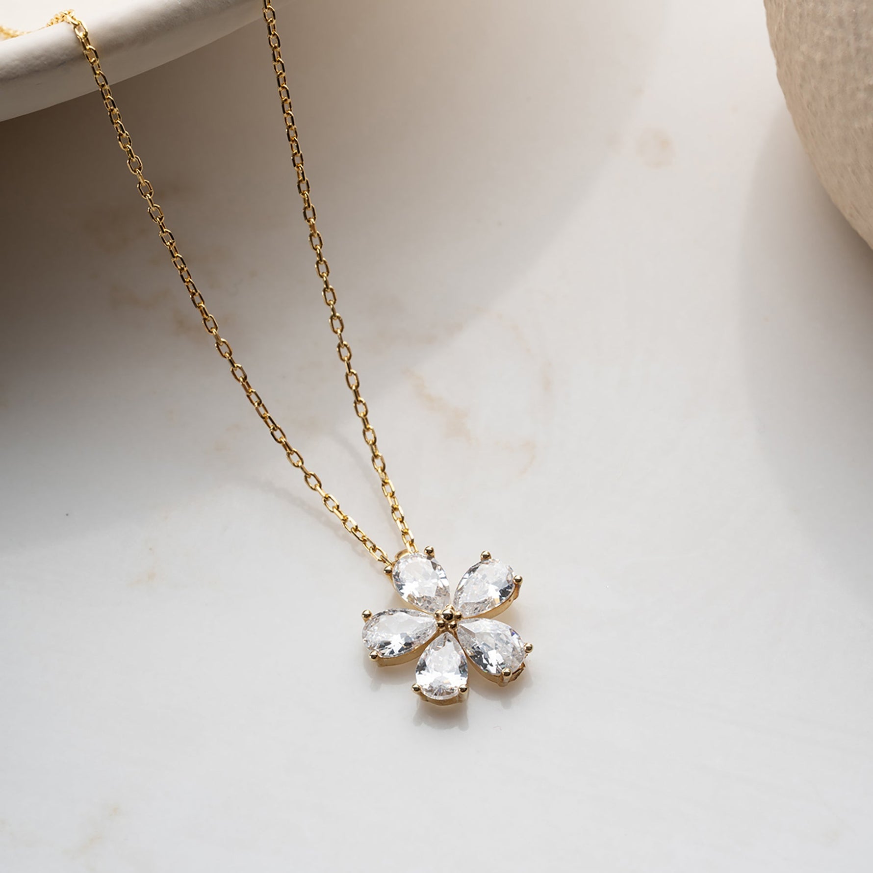 TAŞLI PAPATYA KOLYE