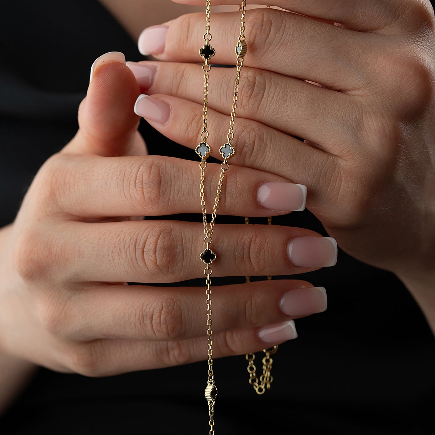 SİYAH MİNİ YONCA Y KOLYE