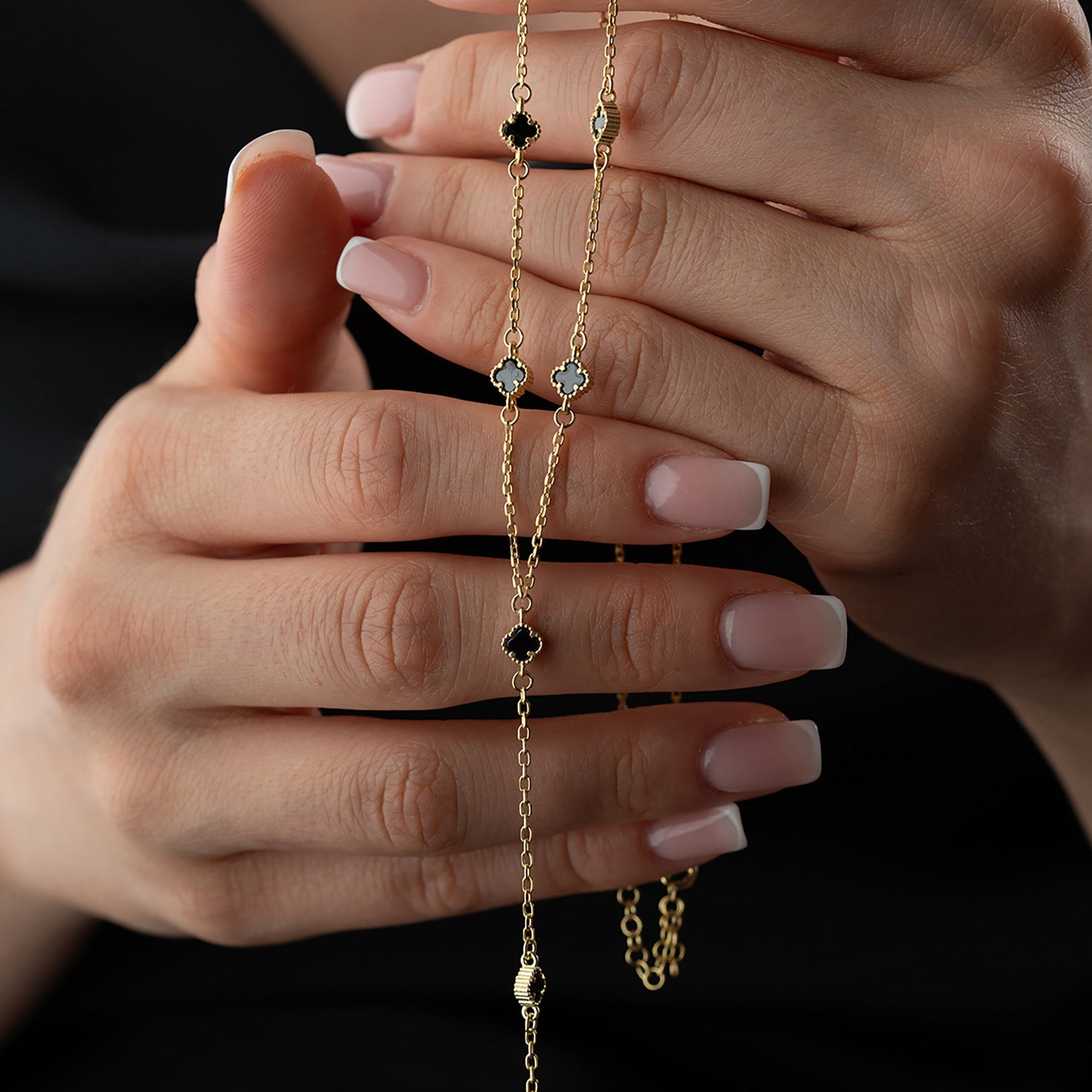 SİYAH MİNİ YONCA Y KOLYE